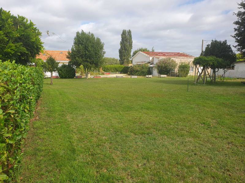 ou trouver un terrain pour construction libre prés des commerces et proche du centre de Saint Médard en Jalles 33